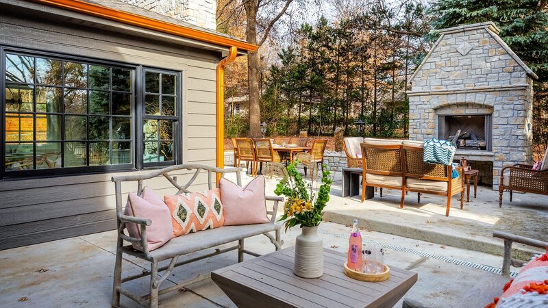 Tamara Day möchte aus einem Haus im Ranch-Stil von 1950 eine Villa im Millionenwert machen. Dafür soll der Grundriss geöffnet und ein ganzes Stockwerk hinzugefügt werden. Auch die Fassade erneuert die Expertin mithilfe ihres Vaters Ward. Unvorhersehbare Schwierigkeiten wie ein Unwetter und ein alter Kamin schränken Tamaras kreative Ideen jedoch ein und sie muss ihre Pläne und ihr Budget überdenken. – Bild: HGTV