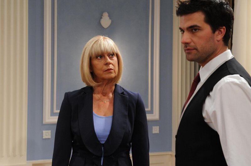 Charlotte (Mona Seefried, l.); Konstantin (Moritz Tittel, r.) – Bild: Ann Paur