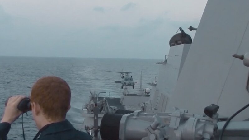 Im Südchinesischen Meer beginnt die Suche nach dem vermissten Flugzeug. 26 Staaten beteiligen sich mit Schiffen und Flugzeugen daran. – Bild: ZDF und FEDERATION STUDIO FRANCE /​ SO IN LOVE – ALL RIGHTS RESERVED./​FEDERATION STUDIO FRANCE