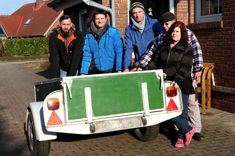 Anhängerverkauf Interessent Stefan Heeren, Experte Marco Heuberg, Interessent Jörg Jacobs, Johannes und Tanja Bartels. – Bild: RTL II