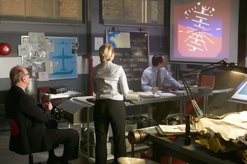 RE-ENACTMENT – Bouillard (played by Stuart Clow) sits at the head of the table and watches the projected navigation animation of ADI showing the place was banking when hit, other investigators (played by background preformers) look on. – Bild: National Geographic Channel