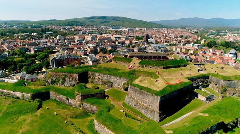 Majestätisch erhebt sich die Zitadelle über der Stadt Belfort – Einmal im Jahr Kulisse für ein Enduro-Rennen. – Bild: SWR