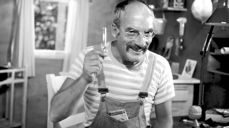 Peter Lustig experimentiert mit unterschiedlichen Klangquellen. – Bild: ZDF und Studio.TV.Film GmbH