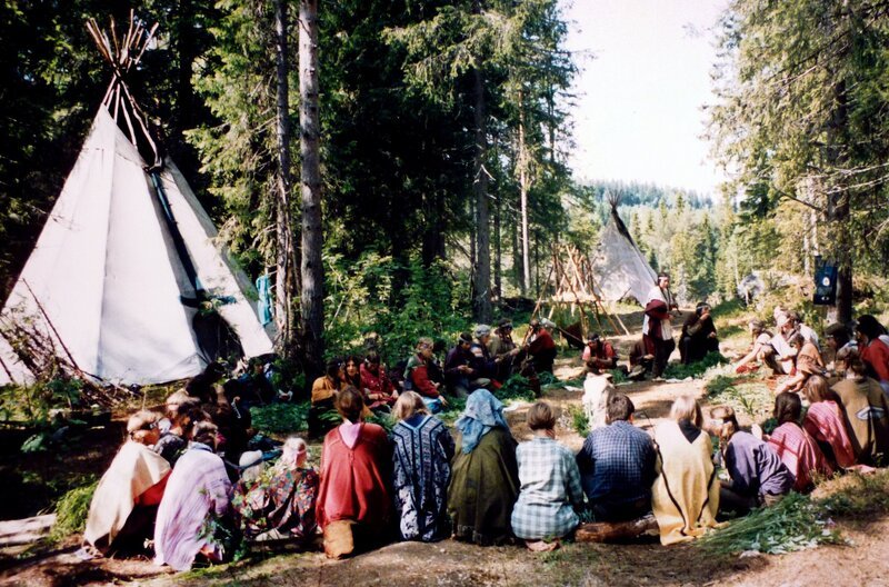 Nachdem sie zeitweise zwischen den Häuserblocks von Paris in Tipis gelebt haben, lassen sich die Mitglieder des „Stammes“ um Norman William schließlich im hohen Norden Finnlands nieder. – Bild: Ilpo Okkonen