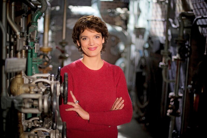 Moderatorin Lena Ganschow lächelt in die Kamera. – Bild: ZDF/​Michael Habermehl