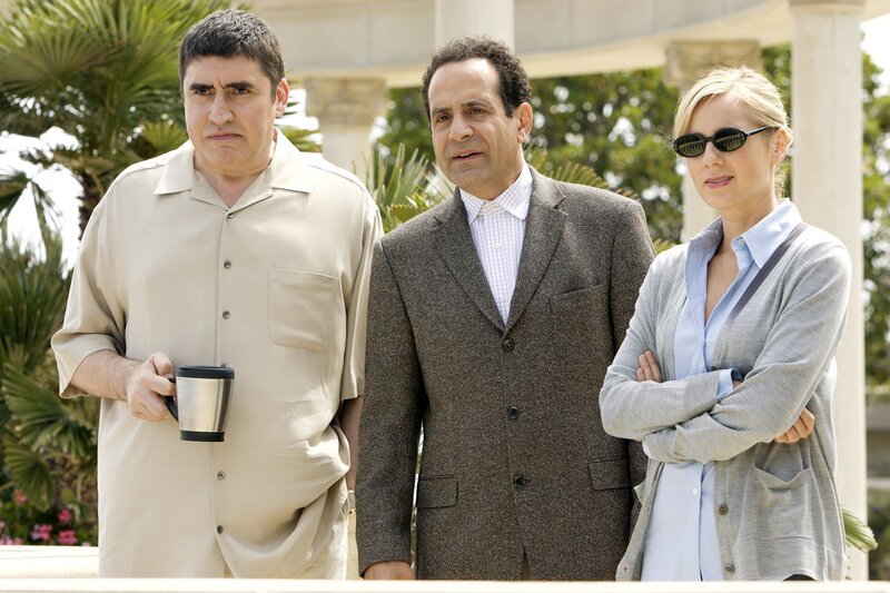 L-R: Peter Magneri (Alfred Molina), Adrian Monk (Tony Shalhoub), Natalie Teeger (Traylor Howard) – Bild: USA Network