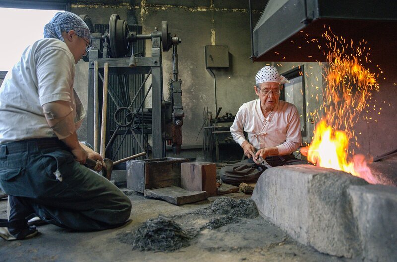 Die Schmiede des Schwertschmiedemeister Kanbayashi Sensei (re.) befindet sich direkt neben seinem Wohnhaus. – Bild: MedienKontor/​Philip Dann