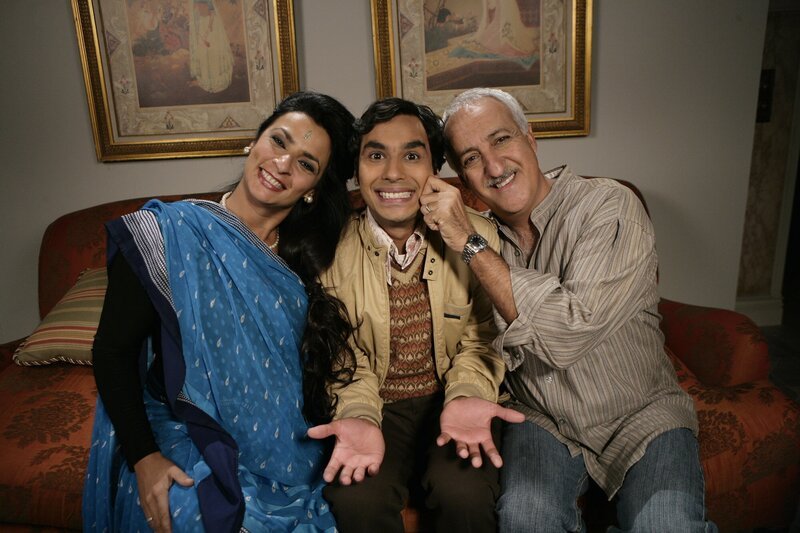 Dr. Koothrappali (Brian George, r.) und seine Frau (Alice Amter, l.) wollen ihren Sohn Raj (Kunal Nayyar, M.) mit Lalita, einer indischen Zahnmedizinerin, verheiraten. Raj ist davon alles andere als begeistert … – Bild: ProSieben