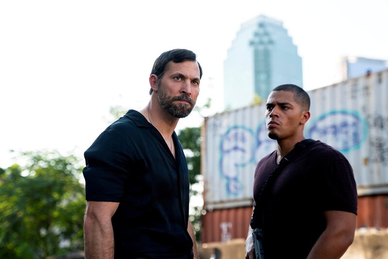 L-r: Juan Javier Cardenas as Salazar and Brian Lucas as Foot Soldier #3. – Bild: Universal Television LLC and CBS Studios Inc.
