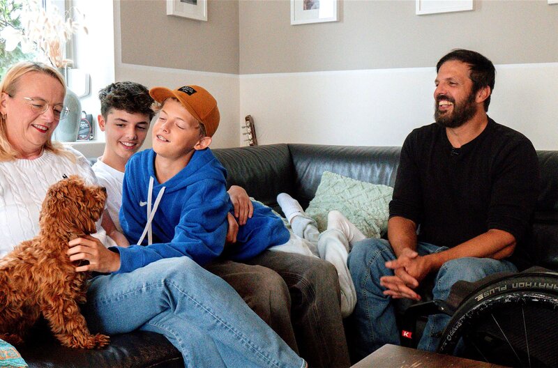 Patrick Minrath ist seit einem schweren Rennrad-Unfall querschnittsgelähmt. Seine Frau und seine beiden Kinder geben ihm dabei Halt. – Bild: SWR/​filmkombüse/​Maximilian Dam