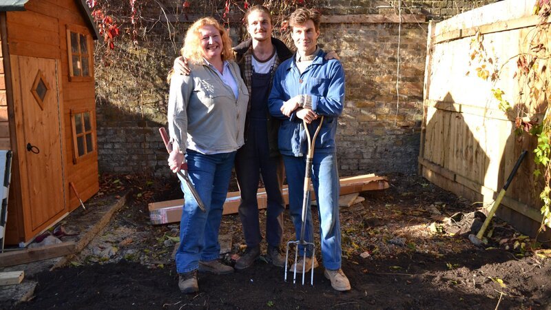 Charlie Dimmock (l.) mit David Rich (m.) und Harry Rich (r.) – Bild: RTL /​ Spun Gold and all3media international