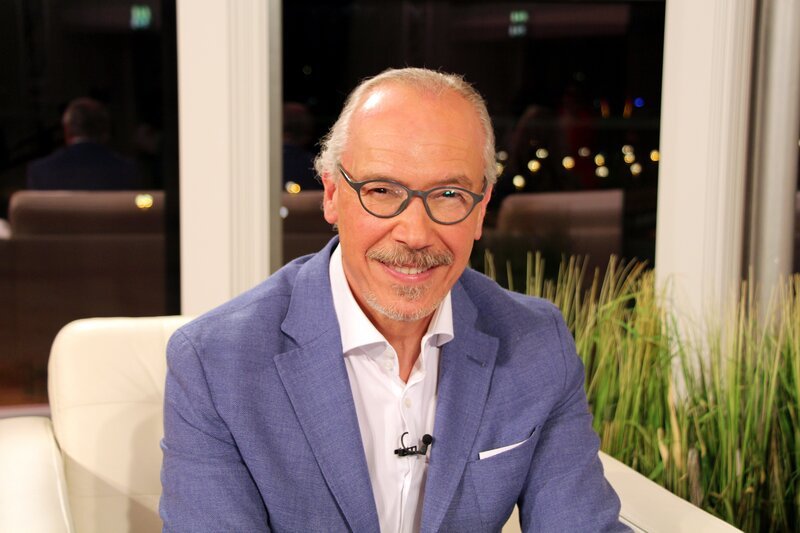 Prof. Dr. Siegfried Meryn, Moderator der Sendung „MERYNS sprechzimmer“. – Bild: BR/​ORF/​splash productions