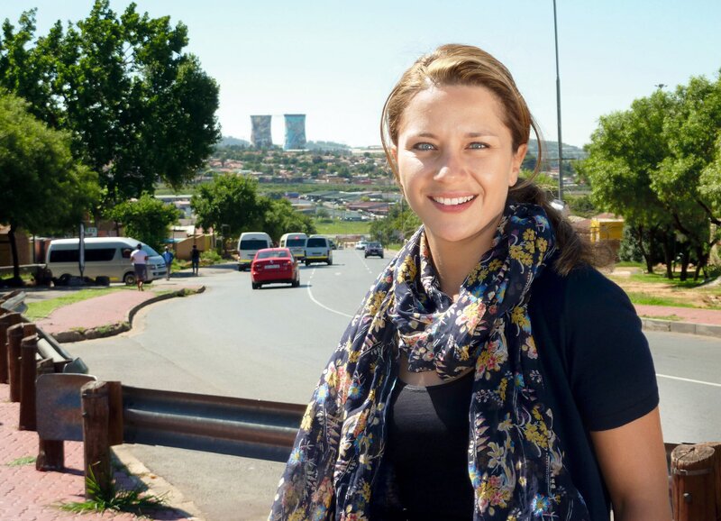 Moderatorin Wasiliki Goutziomitros in Soweto. – Bild: SF