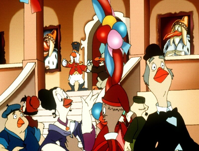 „Die Jagd nach dem Kju Wang“, „Die Überraschungsparty.“ Raubvogel Yagor hat nur ein Ziel: den unermesslich wertvollen Kju Wang von Herzog Cirillo zu stehlen und Herrscher von Venedig über den Wolken zu werden. Er kommt seinem Ziel schon sehr nah, als Ardelia, die Schwester des Herzogs, eine gigantische Überraschungsparty zu Cirillos Geburtstag plant. Über die Zeitung sucht sie einen Innenausstatter und Yagor bewirbt sich um diese Stelle. Ardelia stellt ihn ein und Yagor kann sich frei im Palast bewegen. Aber er hat sich verrechnet – er fliegt wieder hinaus. Doch Yagor gibt nicht auf: Als nächstes schleust sich sein Assistent Sgarry auf der Party als Gast ein und schafft es tatsächlich, unauffällig bis ins Turmzimmer vorzudringen und den kostbaren Stein, den Kju Wang, zu stehlen. Er hinterlässt einen hinterhältigen Erpresserbrief am Tatort. – Bild: ORF/EBU „Die Jagd nach dem Kju Wang“, „Die Überraschungsparty.“ Raubvogel Yagor hat nur ein Ziel: den unermesslich wertvollen Kju Wang von Herzog Cirillo zu stehlen und Herrscher von Venedig über den Wolken zu werden. Er kommt seinem Ziel schon sehr nah, als Ardelia, die Schwester des Herzogs, eine gigantische Überraschungsparty zu Cirillos Geburtstag plant. Über die Zeitung sucht sie einen Innenausstatter und Yagor bewirbt sich um diese Stelle. Ardelia stellt ihn ein und Yagor kann sich frei im Palast bewegen. Aber er hat sich verrechnet – er fliegt wieder hinaus. Doch Yagor gibt nicht auf: Als nächstes schleust sich sein Assistent Sgarry auf der Party als Gast ein und schafft es tatsächlich, unauffällig bis ins Turmzimmer vorzudringen und den kostbaren Stein, den Kju Wang, zu stehlen. Er hinterlässt einen hinterhältigen Erpresserbrief am Tatort. – Bild: ORF/EBU