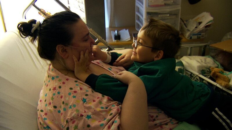 Penny playing with her son in bed. – Bild: TLC