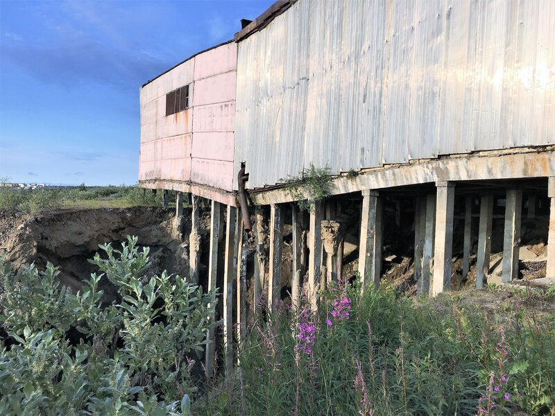 Auf Permafrost gebaut: Wenn das Eis schmilzt, brechen Häuser ein. – Bild: ZDF und Dimitry Rudakow