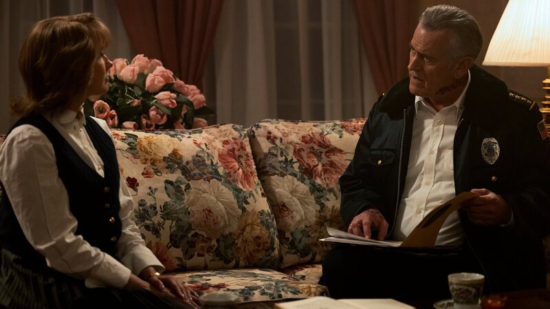 Tracy (Anna Camp) glaubt, in Chief Dandridge (Bruce Campbell) endlich einen Verbündeten im Kampf gegen das Böse zu haben. Doch ehe sie sich versieht, muss sie selbst unbequeme Fragen beantworten. – Bild: ZDF und Peacock