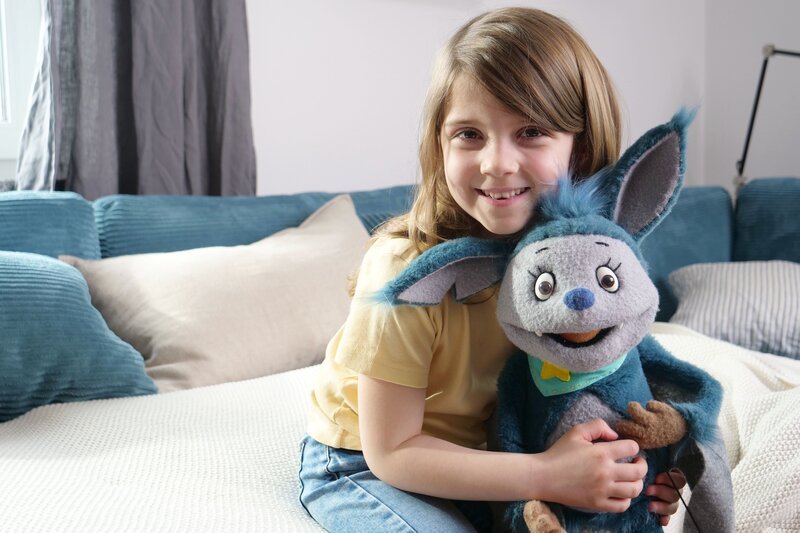 Luca kuschelt mit Fidi. – Bild: KiKA/​Lupalipa Media