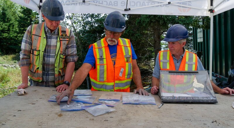 Rick Lagina (m.), Craig Tester (r.) – Bild: THE HISTORY CHANNEL /​ Prometheus Entertainment