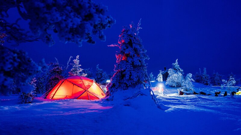 Nachtstimmung im Camp in Lappland – Bild: ZDF und SRF/​Jaakko Posti
