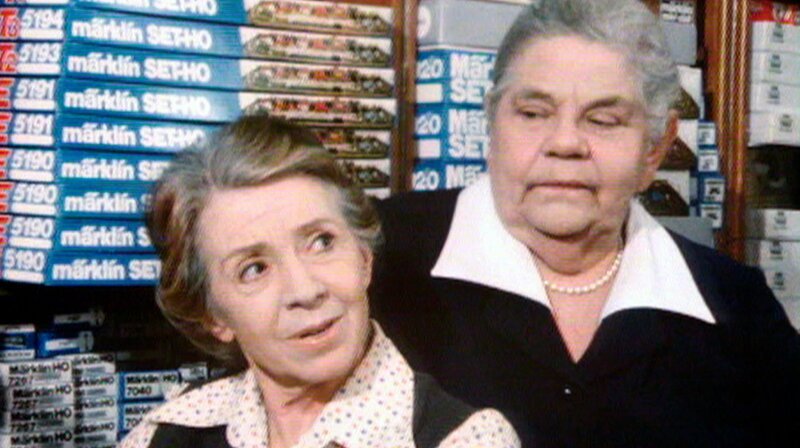 Die 64-jährige Rentnerin Frau Riedel findet nach langer Suche einen Job in dem kleinen Spielzeugladen „Paradies“. Weil sie sich manchmal ungeschickt anstellt, wird sie von ihren beiden Chefinnen schikaniert und schließlich wird auch noch eine jüngere Verkäuferin eingestellt. Außergewöhnlicher Berlin-Film mit Publikumsliebling Inge Meysel in einer Paraderolle. – Frau Riedel (Inge Meysel) und Mutter Wagenknecht (Erna Sellmer). – Bild: rbb