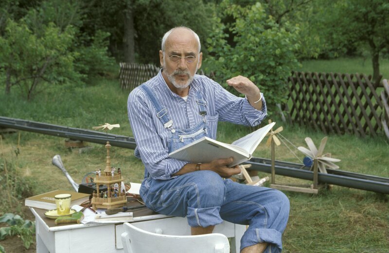 Wasserknappheit in Bärstadt. Peter Lustig (Peter Lustig) kommt auf die Idee einen Staudamm im nahegelegenen Bärbach zu bauen. Das aufgestaute Wasser leitet er dann in seinen Garten um. – Bild: ZDF und Christiane Pausch