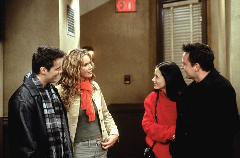 Joey (Matt LeBlanc, l.) schwebt auf Wolke Sieben, da seine Traumfrau Janine (Elle Macpherson, 2.v.l.) ihn endlich erhört hat. Chandler (Matthew Perry, r.) und Monica (Courteney Cox, 2.v.r.) sind ebenfalls im Bild. – Bild: TVN/​WB