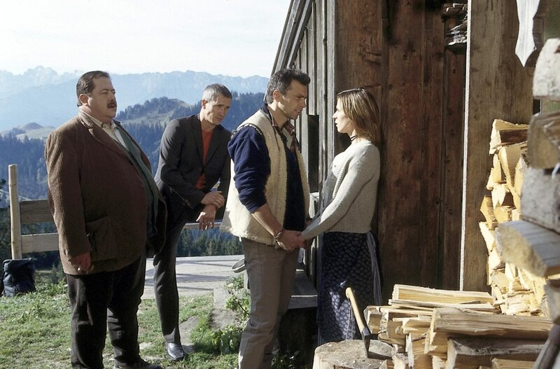 Interessiert beobachten die Cops (Joseph Hannesschläger, Markus Böker) die beiden Verdächtigen (Matthias Paul, Doris Schretzmayer). – Bild: ORF/​Christian A. Rieger