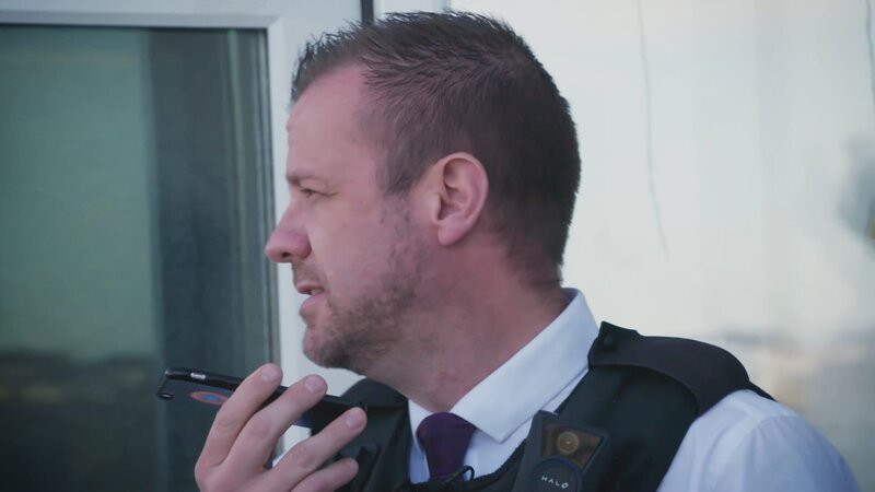 Schuldeneintreiber am Telefon. – Bild: Warner Bros. Discovery