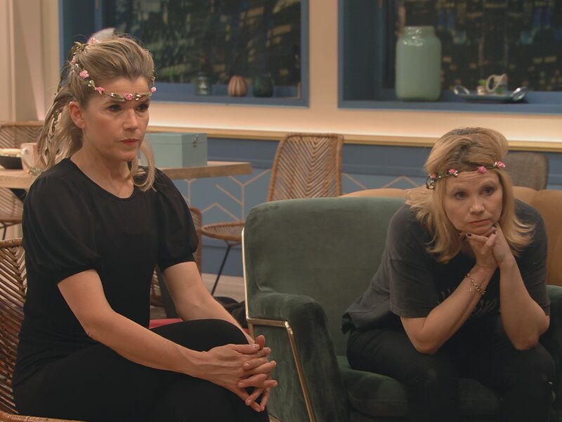 L-R:  Anke Engelke, Annette Frier – Bild: Amazon