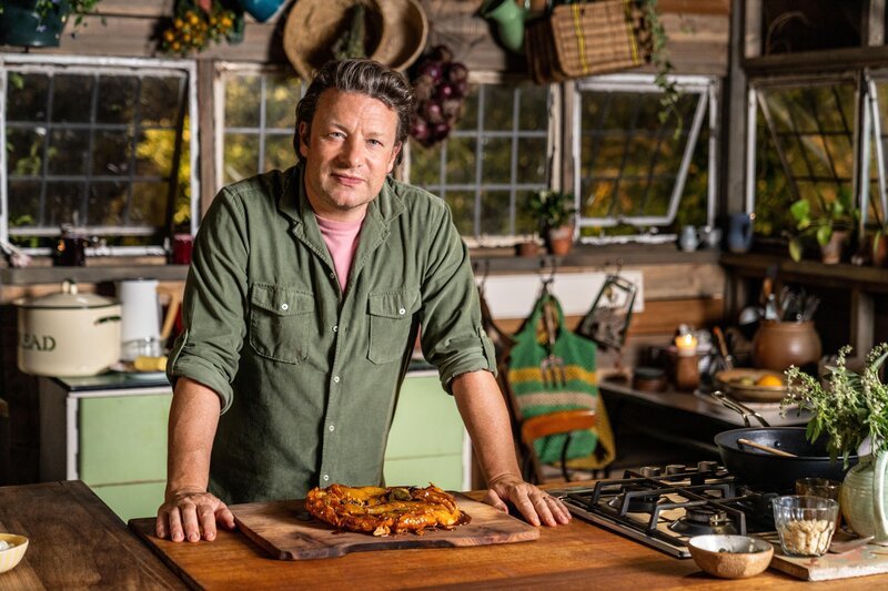 Jamie Oliver mit einer Birnen-Tarte-Tatin. – Bild: RTL /​ Jamie Oliver Enterprises Ltd /​ Photographer Chris Terry
