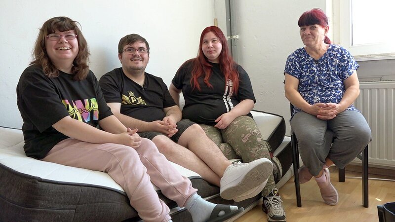 Petra (re.), Selina, Pascal und seine Freundin Lea sind nach nur zwei Monaten in Dessau wieder zurück in Mannheim. – Bild: RTL Zwei