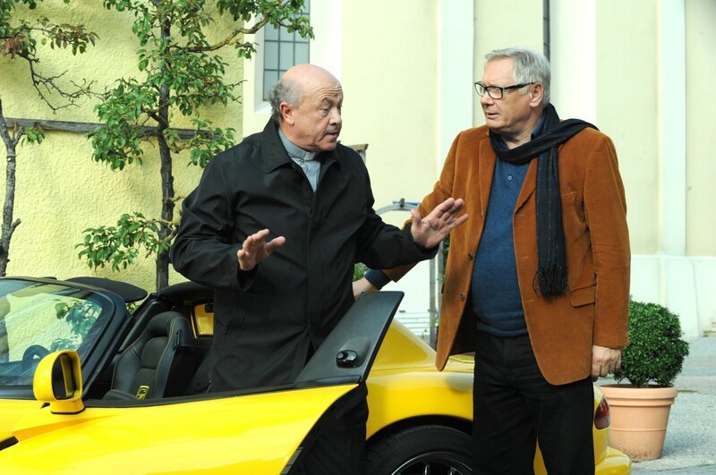 Pfarrer Kurz will den Wagen eigentlich nicht verkaufen. Von links: Pfarrer Kurz (Hans Stadlbauer) und Therapeut Strobl (Richard Maschke). – Bild: BR/​Marco Orlando Pichler