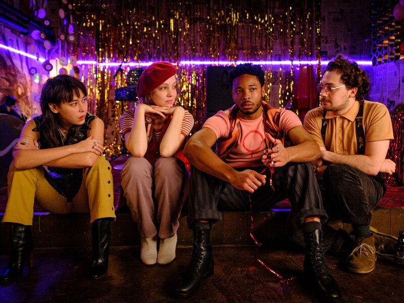 Zoé (Malaya Takeda), Nele (Magdalena Laubisch), Ben (Dimitri Abold), Dennis (Anselm Bresgott) – Bild: Gordon Timpen, SMPSP/​Amazon/​WBTV