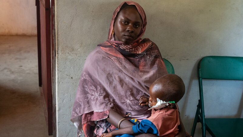 Frau mit Kind: Seit April 2023 versinkt der Sudan im Bürgerkrieg und das auf Kosten der Zivilbevölkerung. – Bild: SRF/​Gierstorfer/​DOCDAYS