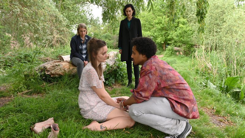 Tamara Meurer (Anja Pahl, l.) und Pauline Hobrecht (Agnes Decker, 2.v.r.) kommen gemeinsam mit Joshi Kasik (Jonathan Kwesi Aikins, r.) gerade rechtzeitig, um Marie Krusche (Mathilde Bundschuh, 2.v.l.) daran zu hindern, sich umzubringen. – Bild: Andre Kowalski /​ ZDF