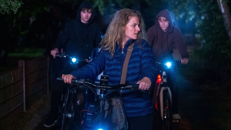 Eine Frau bemerkt auf dem Nachhauseweg mehrere Verfolger. Kurz darauf erlebt sie einen Albtraum. – Bild: ZDF