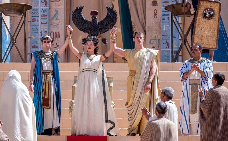 Kleopatra (Simone Collins, m.). – Bild: History /​ MOHAMMED KAMAL /​ AE1CT26801