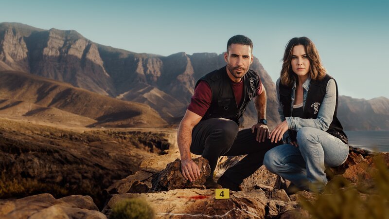 Raúl Morales (Miguel Ángel Silvestre) und Nina Weiss (Katia Fellin). – Bild: ZDF und Portocabo