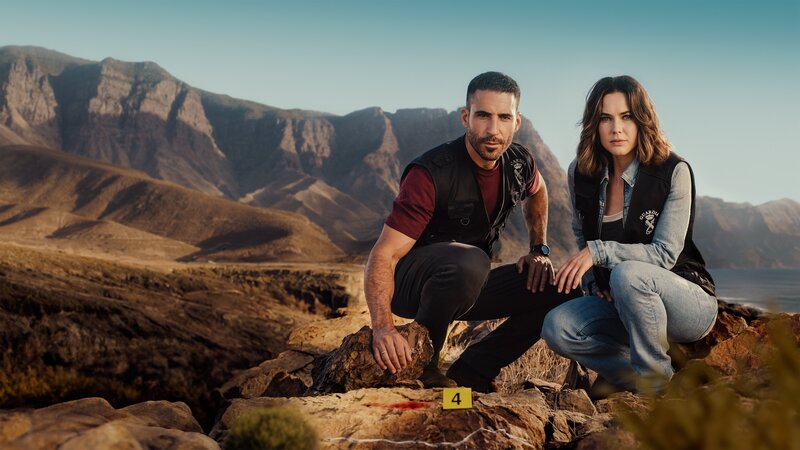 Raúl Morales (Miguel Ángel Silvestre) und Nina Weiss (Katia Fellin). – Bild: ZDF und Portocabo