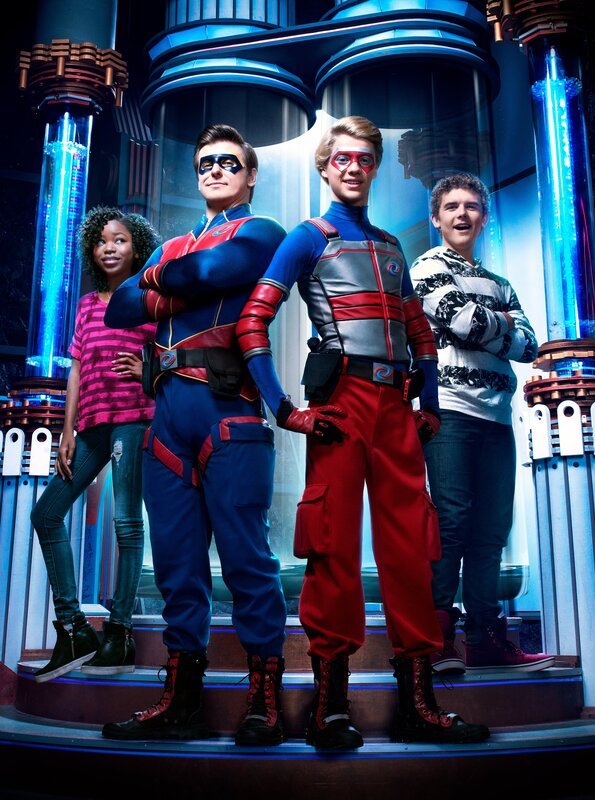 L-R: Charlotte Bolton (Riele Downs), Captain Man (Cooper Barnes), Henry Hart (Jace Norman), Jasper Dunlop (Sean Ryan Fox). – Bild: Nickelodeon