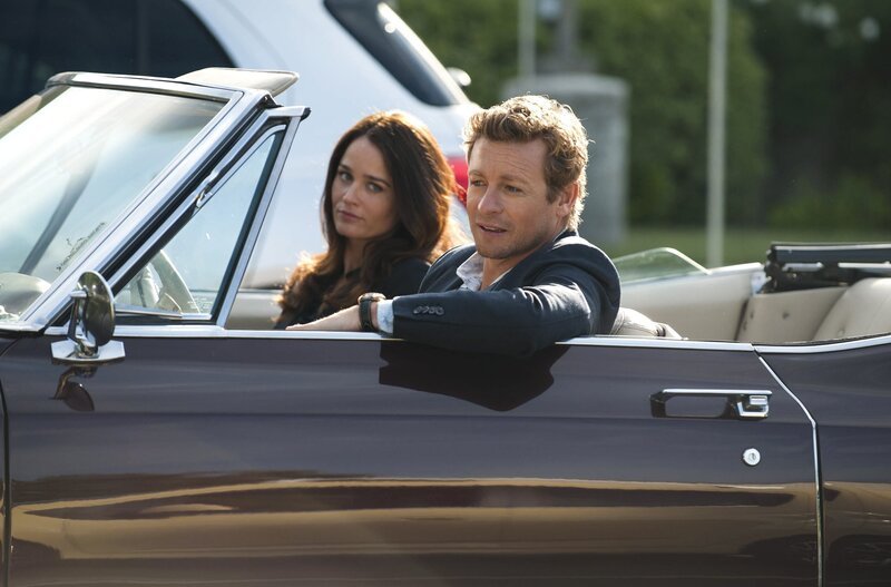 Überraschung: Genau einen Tag vor Lisbons (Robin Tunney, l.) Weggang nach Washington hat Abbott einen totalen Urlaubs- und Versetzungsstopp ausgesprochen, weil ein Mörder weitere Taten angekündigt hat. Und so kommt alles ganz anders als geplant: Statt an die Ostküste muss Lisbon nun für Recherchen ins sonnige Miami – mit Jane (Simon Baker, r.) wird sie einen letzten gemeinsamen Fall lösen … – Bild: RTI S.p.A. Interactive Media