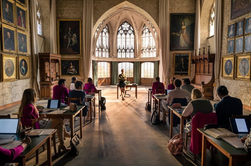 A classroom setting within a prestigious boarding school Maxton Hall. – Bild: Prime Video /​ Stephan Rabold