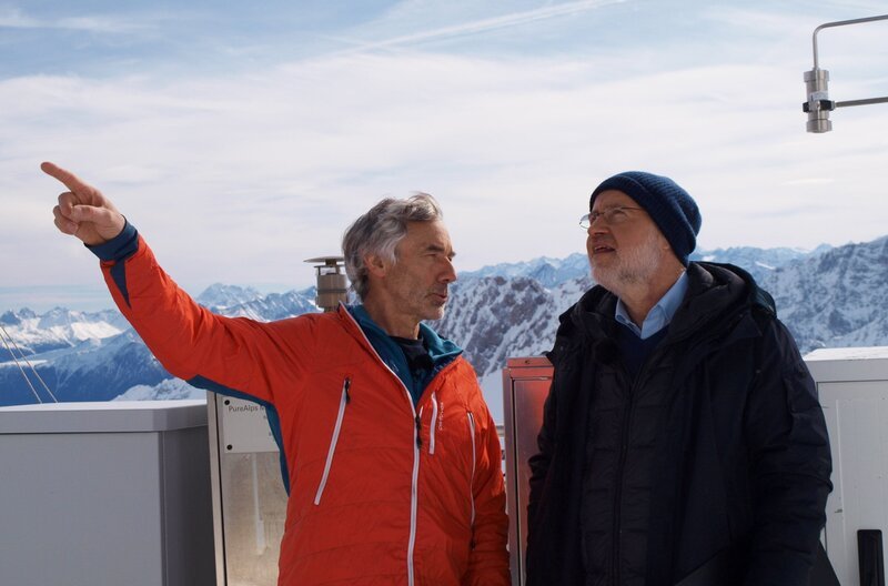 Wird Wintersport in 10, 20 oder 30 Jahren noch in den Alpen möglich sein? Ist die Wasserversorgung weiterhin gesichert? Im Schneefernerhaus auf der Zugspitze trifft Harald Lesch (r.) den Glaziologen Dr. Christoph Mayer (l.) von der Bayerischen Akademie der Wissenschaften, der spannende Antworten auf die Fragen hat. – Bild: phoenix/​ZDF/​Christian Frommeyer