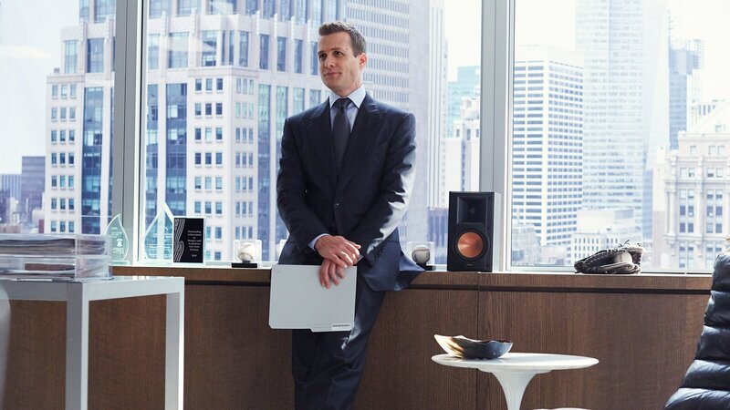 Harvey (Gabriel Macht) versucht, seine berufliche Entscheidung mit seiner privaten Beziehung zu vereinbaren – doch nicht alle in der Kanzlei sind mit Scotties Anstellung einverstanden. – Bild: ZDF