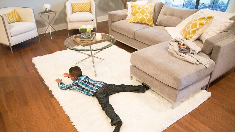 Five year old Julian Silva spreads out on the new rug in his updated living room, as seen on Fixer Upper. (after, action) – Bild: Warner Bros. Discovery