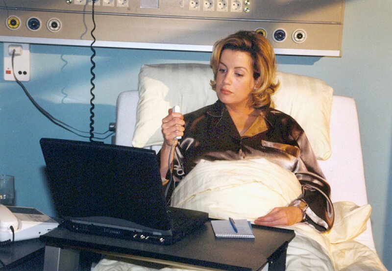 In einem Disput mit Prof. Simoni erleidet Sarah Marquardt (Alexa Maria Surholt) fast eine Fehlgeburt. Trotz der Risiken will sie sich partout nicht in den Schwangerschaftsurlaub verabschieden und bringt die Ärzte durch rigide Spargebote in Aufruhr. – Bild: NDR/​MDR