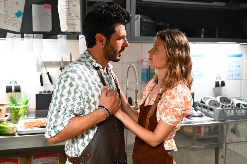 Nathalie (Amrei Haardt) ist froh, offen mit Matteo (Riccardo Angelini) über alles reden zu können. – Bild: RTL /​ Julia Feldhagen