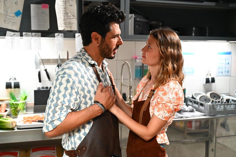 Nathalie (Amrei Haardt) ist froh, offen mit Matteo (Riccardo Angelini) über alles reden zu können. – Bild: RTL /​ Julia Feldhagen