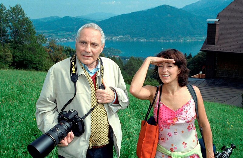Peter Fitz (Marcel Moureau), Julia Cencig (Lisa). – Bild: ORF/​Hubert Mican